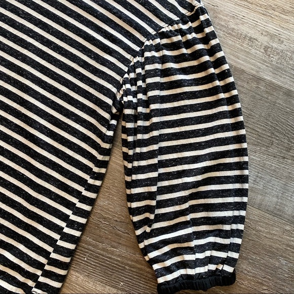 3/$25 Mustard Seed medium top - Picture 3 of 9